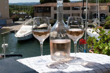 Bir bardak soğuk gül gris Cote de Provence şarabı Port Grimaud limanında, yaz tatili Provence, Fransa 'da Fransız Riviera' sında, şarap tatma