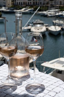 Bir bardak soğuk gül gris Cote de Provence şarabı Port Grimaud limanında, yaz tatili Provence, Fransa 'da Fransız Riviera' sında, şarap tatma