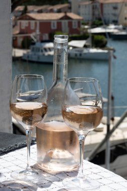 Bir bardak soğuk gül gris Cote de Provence şarabı Port Grimaud limanında, yaz tatili Provence, Fransa 'da Fransız Riviera' sında, şarap tatma