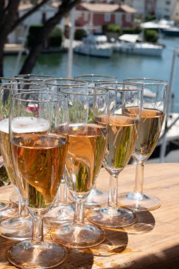 Fransız brut şampanyası şampanya köpüklü lale kadehleri ile Saint-Tropez yakınlarındaki Port Grimaud limanında, Fransız Riviera tatili, Var, Fransa yaz tatili
