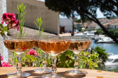 Fransız brut şampanyası şampanya köpüklü şarap. Port Grimaud 'da yat limanında, Saint-Tropez yakınlarında, Fransız Riviera tatili, Var, Fransa yaz tatili.