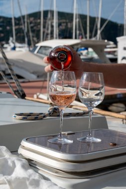 Fransız Riviera 'sı Fransa' nın güneyinde Cannes yakınlarındaki Fransız Riviera 'sı, Provence' de La Napoule Körfezi 'nde demirlemiş yatta soğuk gül şarabıyla parti.