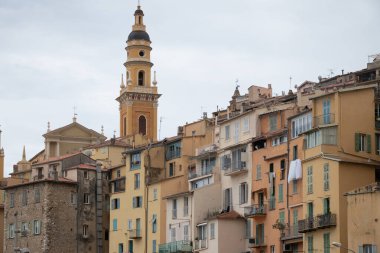 Renkli Fransız Rivierası, renkli Menton eski şehri ve mavi Akdeniz 'deki Fransız-İtalyan sınırı yakınlarındaki marina manzarası, seyahat yeri, yukarıdan panoramik manzara