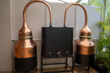 Bakır damıtma tankları, Provence 'deki doğal malzemelerden klasik parfüm üretimi, Grass veya Eze' deki parfüm fabrikası, Fransız Rivierası, kapatın.