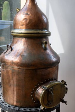 Bakır damıtma tankları, Provence 'deki doğal malzemelerden klasik parfüm üretimi, Grass veya Eze' deki parfüm fabrikası, Fransız Rivierası, kapatın.