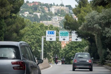 Yaz aylarında Cote d 'azur, Fransız Rivierası, yol işaretleri, Fransa' da turistik yolda trafik sıkışıklığı...
