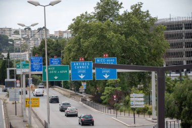 Yaz aylarında Cote d 'azur, Fransız Rivierası, yol işaretleri, Fransa' da turistik yolda trafik sıkışıklığı...