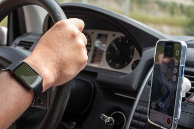 Fransız Alpleri 'nde Napolyon Yolu' nda seyrüsefer yapan, Fransa 'da turistik yol kullanan, güvenli bir araç kullanan bir adam.