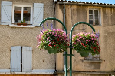 Fransa, Alpes-de-Haute-Provence 'deki Sisteron tarihi kasabasının eski bölümünün sokakları ve renkli evleri, Fransa' da yaz tatilleri, Provence 'de turistler.