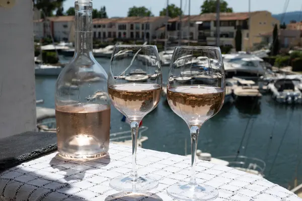 Bir bardak soğuk gül gris Cote de Provence şarabı Port Grimaud limanında, yaz tatili Provence, Fransa 'da Fransız Riviera' sında, şarap tatma