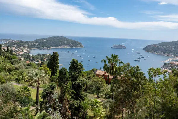 Saint-Jean-Cap-Ferrat yarımadasının panoramik manzarası Provence-Alpes-Cote d 'Azur' daki Alpes-Maritimes komünü, Fransız Riviera, Fransa