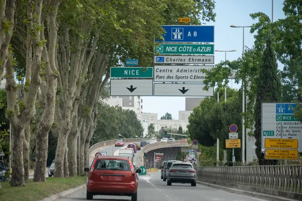 Yaz aylarında Cote d 'azur, Fransız Rivierası, yol işaretleri, Fransa' da turistik yolda trafik sıkışıklığı...