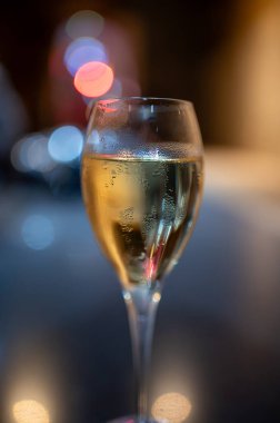 Brut tatma ve rezerv Grand cru şampanya şampanya geleneksel yöntemle üretilen Reims, Champagne, Fransa yeraltı mağaralarında