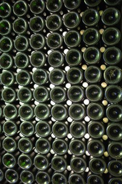 Yeraltındaki derin ve uzun mağaraları ziyaret edin. Raflarda tozlu şişeler olsun. Geleneksel yöntemlerle Reims, Champagne, France 'da şampanya yapmak.