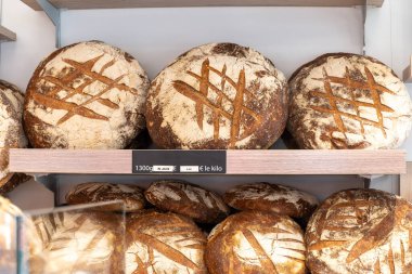 Bordeaux 'da Fransız esnaf fırını, taze fırında çavdar ve buğday ekmeği ve baget, Fransa, Fransız yemeği.