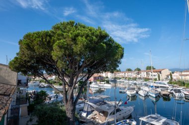 Fransız Rivierası, seyahat ve yaz tatilleri, Fransa 'nın güneyindeki Grimaud, Var, Provence Limanı' ndaki evler, çatılar, kanallar ve tekneler manzaralı.