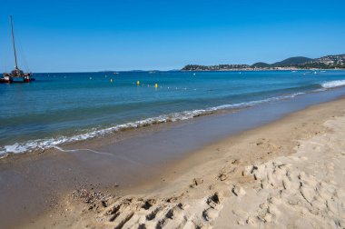 Sabah manzarası berrak mavi su ve Plage du Debarquement rıhtımında beyaz kumlu sahil Cavalaire-sur-Mer ve La Croix-Valmer, Fransız Riviera, Var, Fransa yaz tatili