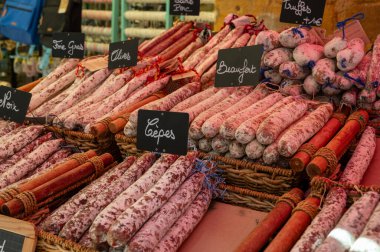 Fransız kasap dükkanında, Dordogne, Fransa 'da ev yapımı kurutulmuş salam sosisi, yakın plan domuz eti.