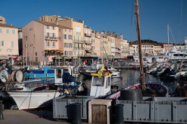 Saint-Tropez 'in eski limanı Fransız Rivierası' ndaki ünlü turistik köy, büyük yat tekneleri ve renkli evleri olan yaz tatili, Fransa