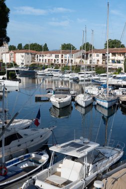 Fransız Rivierası, seyahat ve yaz tatilleri, Fransa 'nın güneyindeki Grimaud, Var, Provence Limanı' ndaki evler, çatılar, kanallar ve tekneler manzaralı.