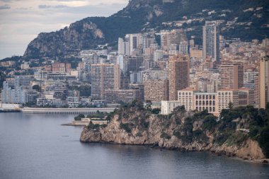 Monaco Prensliği, Avrupa 'daki Monte-Carlo kasabasının evleri ve limanına sabah manzarası, Fransız Rivierası' nda hayat.