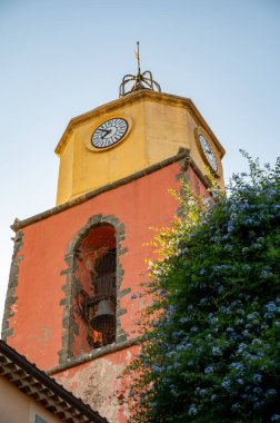 Fransız Rivierası 'ndaki ünlü turistik köy Saint-Tropez' de yürüyüş, yaz tatili, renkli evler, Var, Provence, Fransa, seyahat beldesi