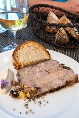 Terrine foie gras yağlı ciğer spesiyalitesi ördek ciğeri ya da zorla beslenerek şişmanlatılan kaz eti Perigoed, Dordogne 'daki Fransız restoranında şarap ile servis edilir.