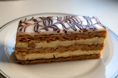 Fransız milföy keki, vanilya ya da muhallebi dilimi, Fransız pastanesinde kremalı Napolyon böreği.