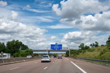 Yaz aylarında yolda araba kullanmak, Lille, Nancy ve diğer Fransız şehirlerine yol işaretleri, Fransa 'da farklı tip veya yollar, ulaşım ve trafik sorunları