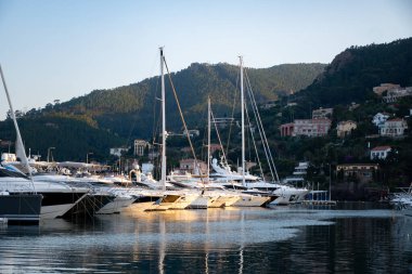 Fransa 'nın güneyinde Fransız Rivierası yakınlarındaki Port de la Rague' de yat gezisi, Akdeniz 'de yaz tatili.