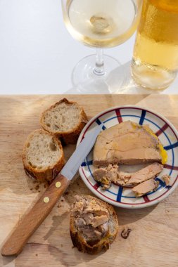 Başlangıç tabağı foie gras yağlı ciğer spesiyalitesi ördek ciğeri ya da kaz gavajı ile şişmanlatılan, zorla beslenen Perigoed, Dordogne 'daki Fransız restoranında şarapla servis edilen, yakın çekim.