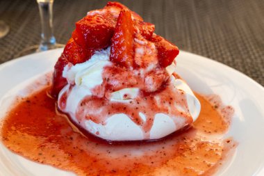 Tatlı Fransız tatlısı, Red Strawberry meyveli pavlova Saint-Tropez, Fransa 'da bir restoranda servis ediliyor.