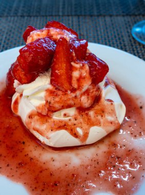 Tatlı Fransız tatlısı, Red Strawberry meyveli pavlova Saint-Tropez, Fransa 'da bir restoranda servis ediliyor.