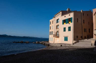 Fransız Rivierası 'ndaki ünlü turistik köy Saint-Tropez' de yürüyüş, yaz tatili, renkli evler, Var, Provence, Fransa, seyahat beldesi