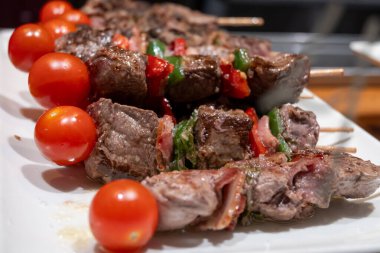 Bask ülkesinin tipik aperatifleri, küçük ekmek parçaları, balık, deniz ürünü, San Sebastian 'da veya İspanya' da Bilbao 'da servis edilen tatlı yeşil biberli pinkholar ya da pinktolar.