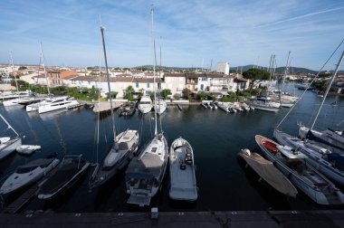 Fransız Rivierası, seyahat ve yaz tatilleri, Fransa 'nın güneyindeki Grimaud, Var, Provence Limanı' ndaki evler, çatılar, kanallar ve tekneler manzaralı.