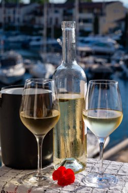 Port Grimaud limanında yat limanında soğuk beyaz şarap kadehleri, Fransa, Provence 'de Fransız Rivierası' nda yaz tatili, şarap tatma.