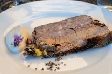 Terrine foie gras yağlı ciğer spesiyali ördek ciğeri ya da kaz ciğeri. Zorla beslenerek şişmanlatılmış. Perigoed, Dordogne 'daki Fransız restoranında servis ediliyor.