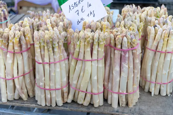 Souillac, Dordogne, Fransa 'daki yerel çiftçi pazarında satılık taze çiğ beyaz kuşkonmaz sebzeleri. İngilizce çeviri: 1 kg kuşkonmaz ve fiyatlar