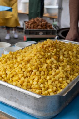 Et için garnitür, markette kızarmış patates, büyük bir tepside öğle yemeği büfesi.