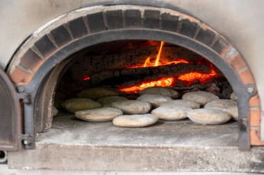 Yerel sokak pazarında ahşap fırında pide pişirme