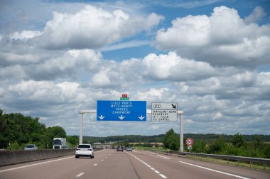 Yaz aylarında yolda araba kullanmak, Lille, Nancy ve diğer Fransız şehirlerine yol işaretleri, Fransa 'da farklı tip veya yollar, ulaşım ve trafik sorunları