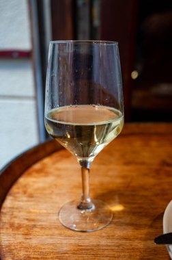 Belçika sokağı ve fast food, Belçika bayrağı renginde kağıt külah patates cipsi ve mayonez sosu.