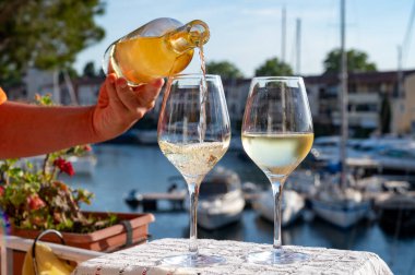 Port Grimaud limanında bir yat limanında soğuk hafif gül gris Cote de Provence şarabı yaz tatili Provence, Fransa 'da Fransız Riviera' sında şarap tatma