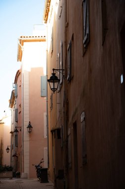 Fransız Rivierası 'ndaki ünlü turistik köy Saint-Tropez' de yürüyüş, yaz tatili, renkli evler, Var, Provence, Fransa, seyahat beldesi