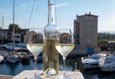 Port Grimaud limanında yat limanında soğuk beyaz şarap kadehleri, Fransa, Provence 'de Fransız Rivierası' nda yaz tatili, şarap tatma.