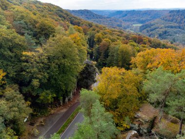 Sonbaharda Mullerthal 'da hava manzarası, Lüksemburg' un Küçük İsviçre 'si, yürüyüş yolları, kaya oluşumları, yosun kaplı ormanlar, Avrupa' da turizm beldesi