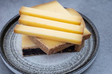 Fransız sarı peynir kontu, çeşitli pastörize edilmemiş inek sütü Prestij, meyveli meyve aromalı meyve ve Vieille Rezervi.