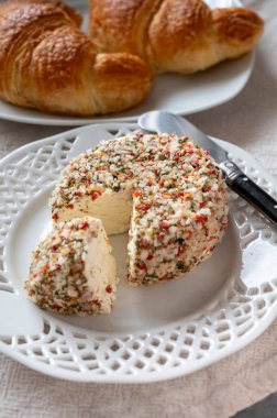 Fransız peyniri koleksiyonu, taze beyaz keçi peyniri aromatik otlar, sarımsak, maydanoz ve kırmızı biberler.