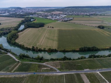 Eylül 'de Hautvillers, Cumieres, Marne River Valley, Champange, Fransa yakınlarındaki yeşil başbakan cru şampanya bağları ve tarlalarına panoramik hava manzarası
